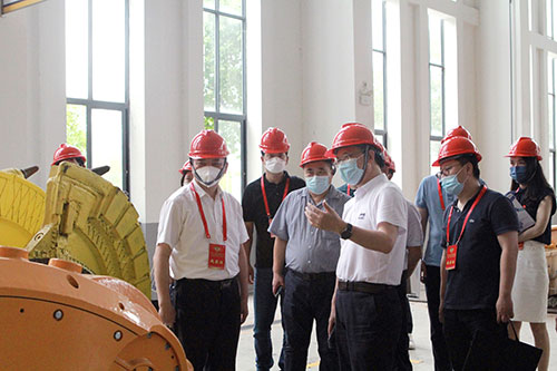 青浦區(qū)政協(xié)副主席顧嘯流一行來我公司考察指導工作(圖2)