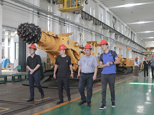 貴陽綜合保稅區(qū)領(lǐng)導(dǎo)一行走訪上海創(chuàng)力集團(tuán)考察指導(dǎo)(圖2)