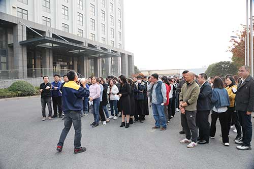 開展應(yīng)急演練? 強化應(yīng)急安全處置能力——上海創(chuàng)力集團開展消防演習(xí)活動(圖2)