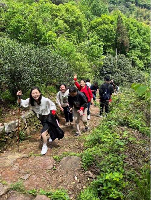 【登山望湖 走進(jìn)春天】上海創(chuàng)力集團(tuán)開(kāi)展2024年山野徒步活動(dòng)(圖3)