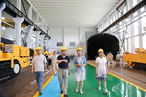 夏日送清涼 | 青浦區(qū)總工會領導赴上海創(chuàng)力集團開展高溫慰問活動(圖2) 夏日送清涼 | 青浦區(qū)總工會領導赴上海創(chuàng)力集團開展高溫慰問活動(圖2)