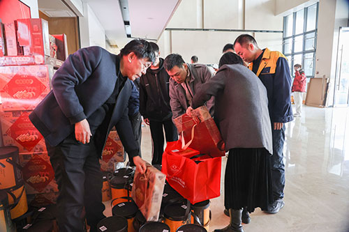  共度美好新春！上海創(chuàng)力集團為全體員工發(fā)放年貨大禮包(圖1)