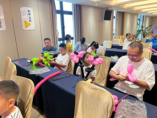 過程3.jpg 【月滿華誕 匠心傳情】創(chuàng)力集團(tuán)舉辦“團(tuán)圓慶華誕”親子活動(dòng)?(圖4)